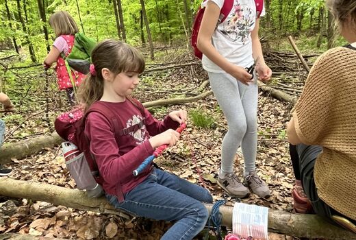 Mädchen umwickeln Zauberstäbe mit Wolle