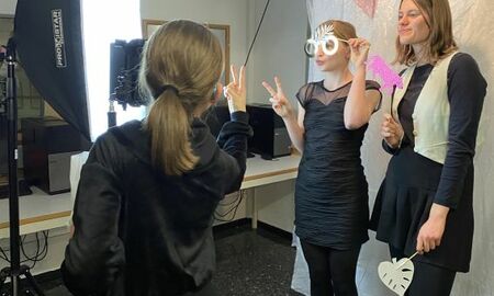 Mädchen vor der Fotowand