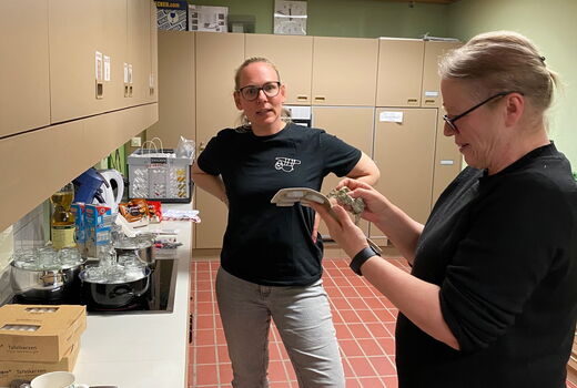 Personaltag zwei Lehrerinnen in der Küche im Haus C