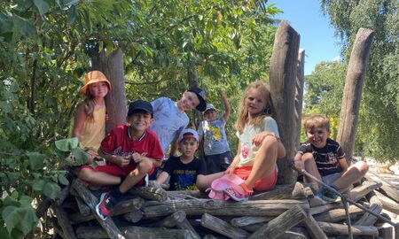Gruppenfoto der Giraffenklasse im Nest aus Holz