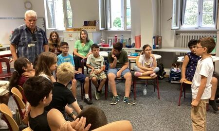 ein Kind steht vor der Klasse