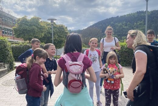 Aufbruch vieler Kinder in den Wald