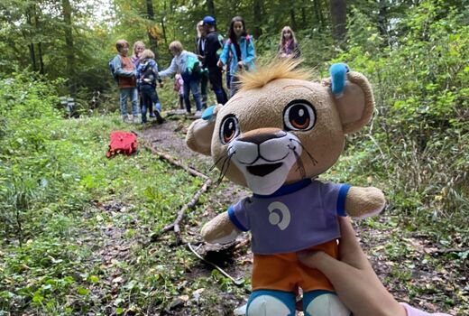 Leo, der Löwe, ein Plüschtier, schaut genau hin, ob die Kugel es diesmal schafft