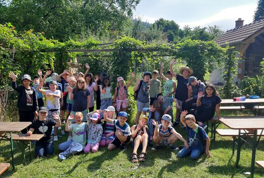Gruppenfoto von allen Schülerinnen und Schülern der dritten Klassen in einem Garten