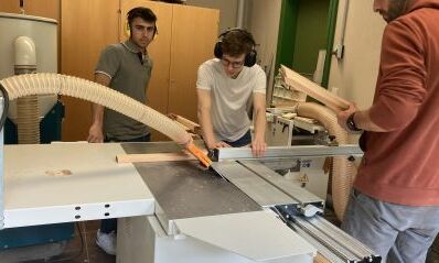 Jugendliche arbeiten an der Säge