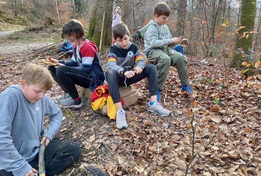 Kinder beim Schnitzen