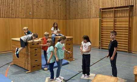 Kinder spielen in einer Turnhalle Turnhalle