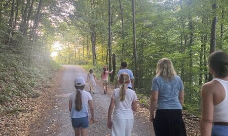 Kindergruppe macht einen Walspaziergang
