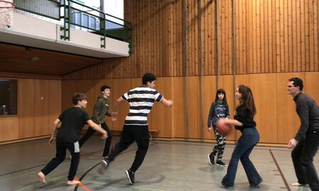Jugendliche spielen Basketball