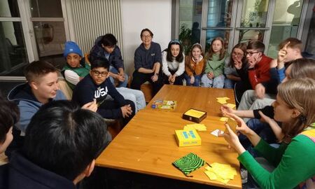 Jungendliche spielen zusammen ein Frage-Spiel