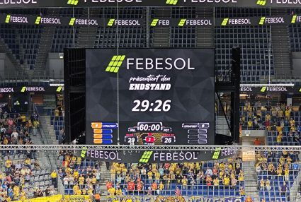 Endstand auf der Anzeigetafel. Das Spiel endet 29:26 für die Löwen