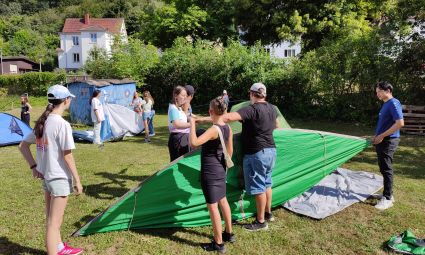 Jugendliche bauen Zelte auf