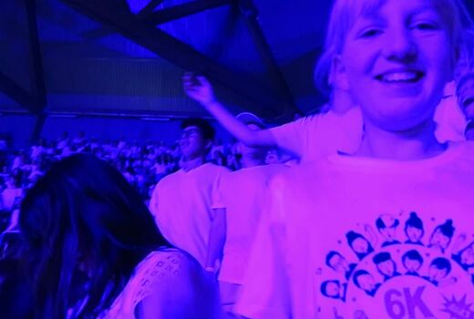 Schülerin lacht glücklich in die Kamera