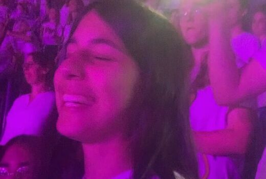 Schülerin singt mit geschlossenen Augen