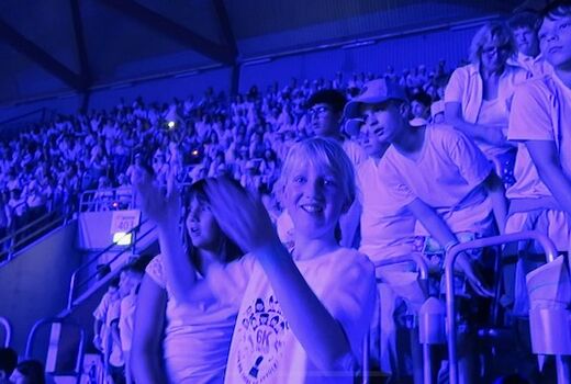 Schülerinnen klatschen und freuen sich