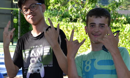 Zwei Jungen posieren für die Kamera