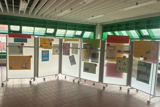 Werbetafeln in der Aula mit Informationen zur Berufswahl