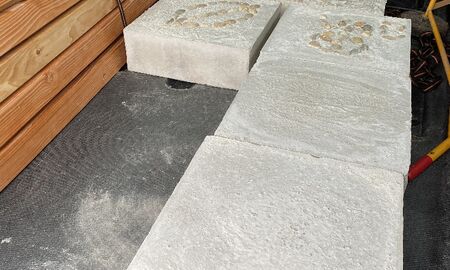 Beton Seitenteile und Sitzflächen von Pausenhofbänken liegen in einem Kofferraum