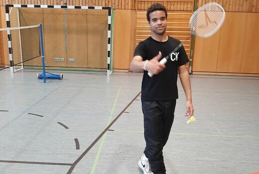 Ein Schüler zeigt seinen Daumen nach oben.