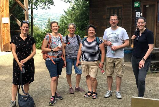 Eltern wandern beim Elterncafe to go