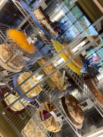 Das bunte Kuchensortiment in der Kühltheke