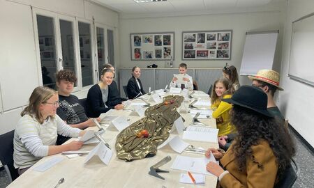 10 Jugendliche spielen ein Krimidinner