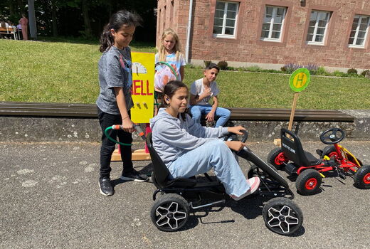 Die Kinder spielen mit den neuen Kettcars