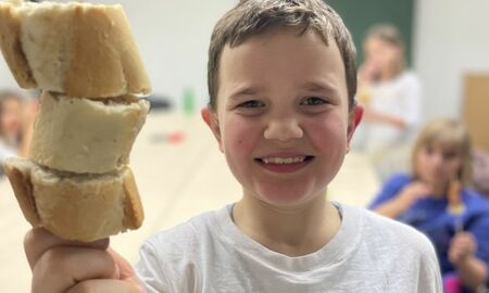 Junge mit Brot-Spieß