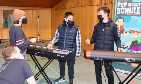Zwei Schüler üben am Keyboard