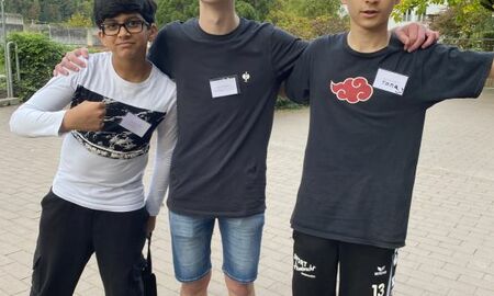 Ein Team aus drei Jungen
