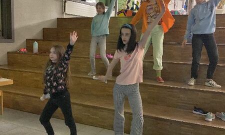 Fünf Mädchen tanzen