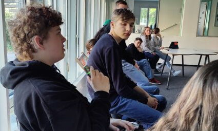 Ein Schüler spricht in ein Handmikrofon