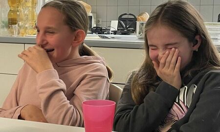 Zwei Mädchen lachen sehr