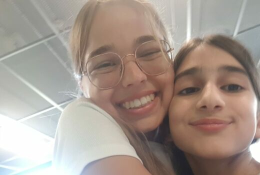 zwei Mädchen umarmen sich