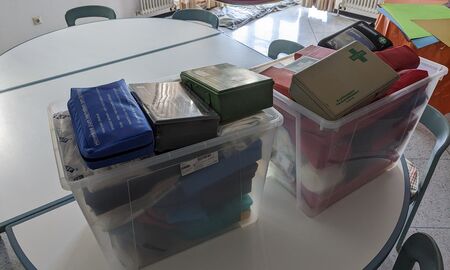 Auf dem Foto sind viele Verbandskästen in zwei großen Aufbewahrungsboxen zu sehen.