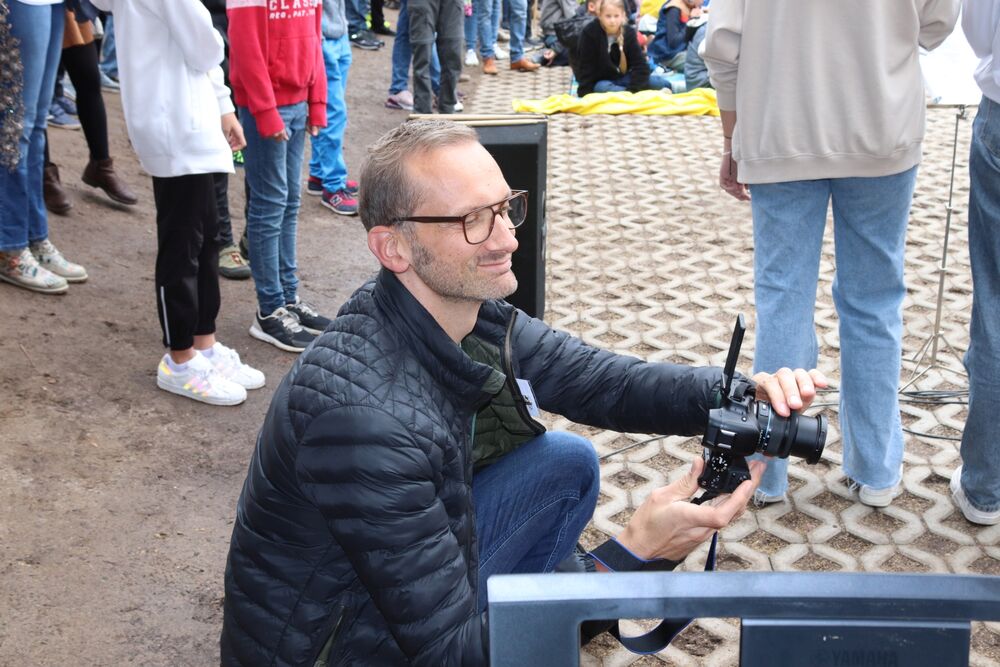 Ein Mann fotografiert.