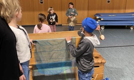 Kinder spielen in der Turnhalle