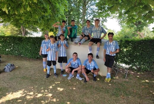 Die Neckargemünder Mannschaft in blau-weiß längs gestreiften Trikots posiert für ein Gruppenfoto. Mehrere Schüler zeigen das Daumen hoch-Handzeichen.