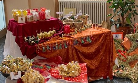 Festlich geschmückte Tische sind mit Plätzchentüten und Bastelarbeiten bestückt