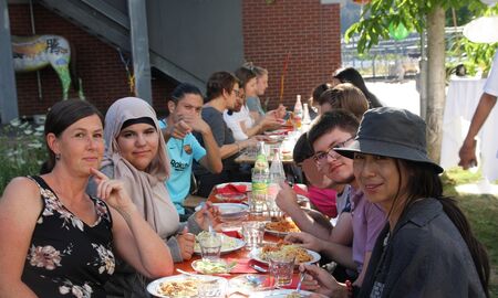 SchülerInnen und ErzieherInnen beim Essen.