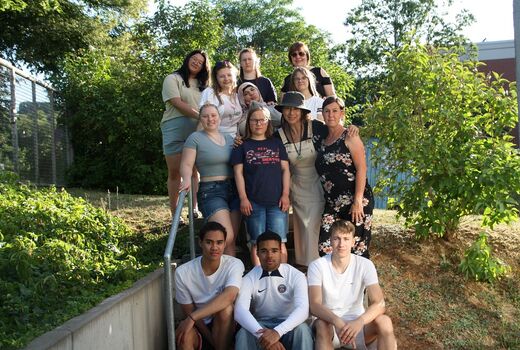 SchülerInnen und ErzieherInnen stehem zusammen für ein Foto.