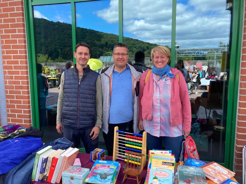 Ein Team der Elternschaft verkauft am Flohmarktstand