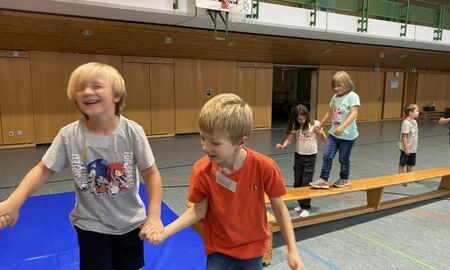 Junge führt Jungen über ein Parcour