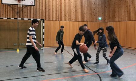 Jugendliche spielen Basketball