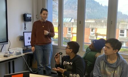 Ein Junge kommentiert seinen Beitrag auf dem Panel