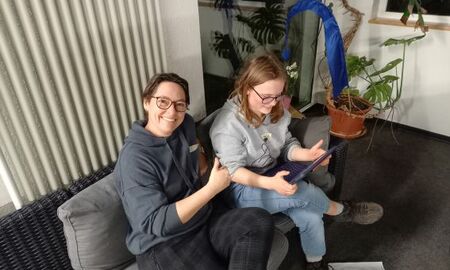 Eine Betreuerin schaut sich den Clip einer Schülerin an