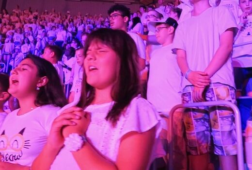 Schülerinnen singen mit Gefühl