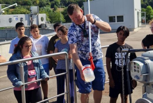 Wasserprobe mit fünf Schülerrinnen und Schülern