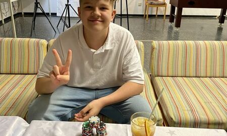 junger Mann mit Pokerchips