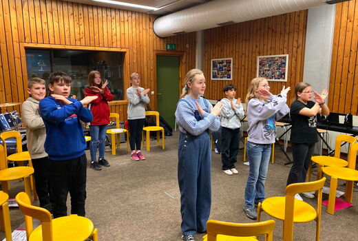 SchülerInnen kreuzen die Arme